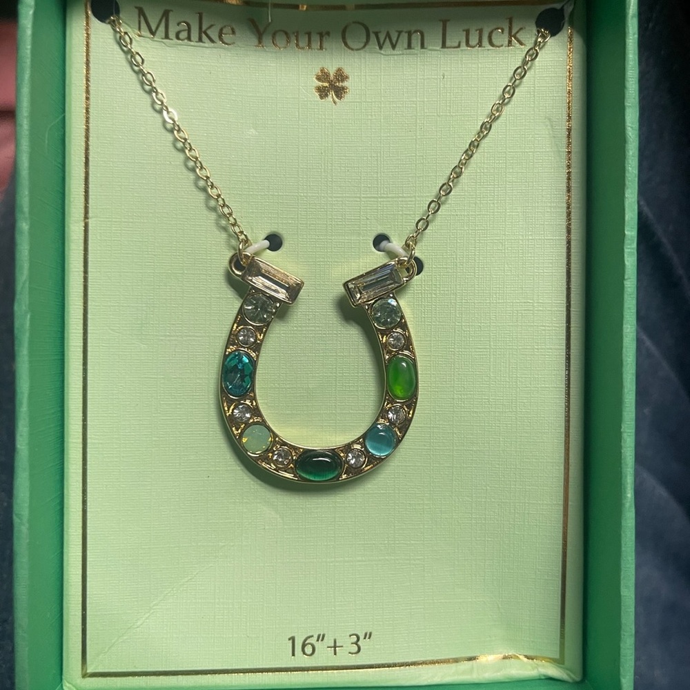 Make your own luck horseshoe necklace st Patrick’s day